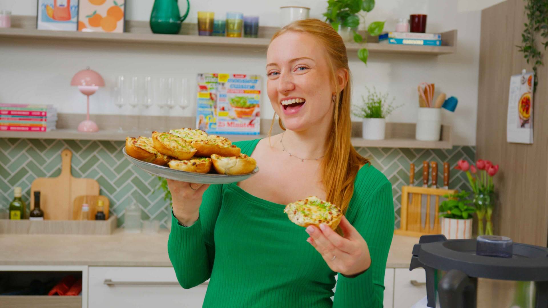 Isy hält Teller mit Flammkuchenbrötchen