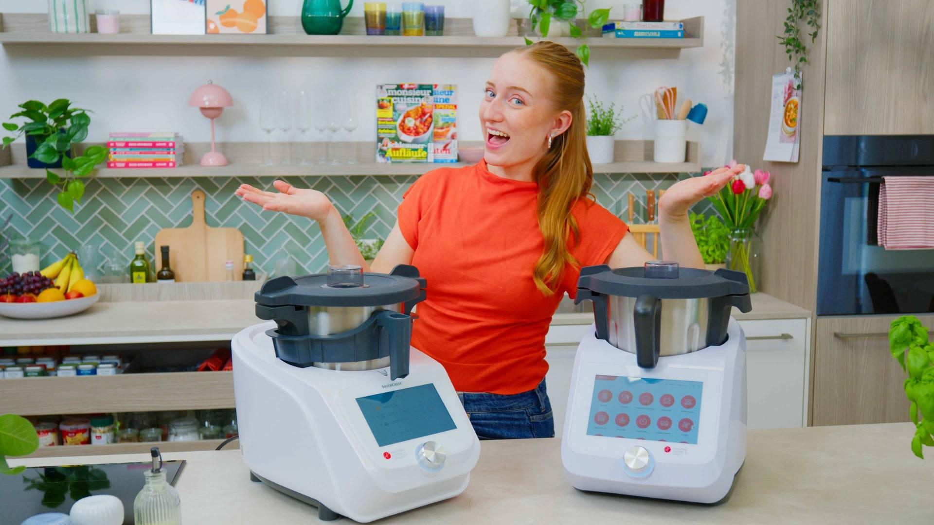 Isy vor zwei Monsieur Cuisine Geräten