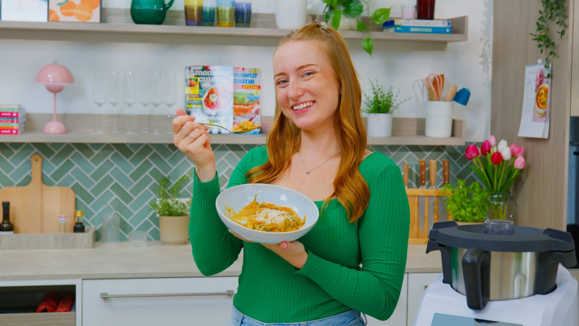 Isy im grünen Tshirt hält eine Schüssel mit Gnocchis