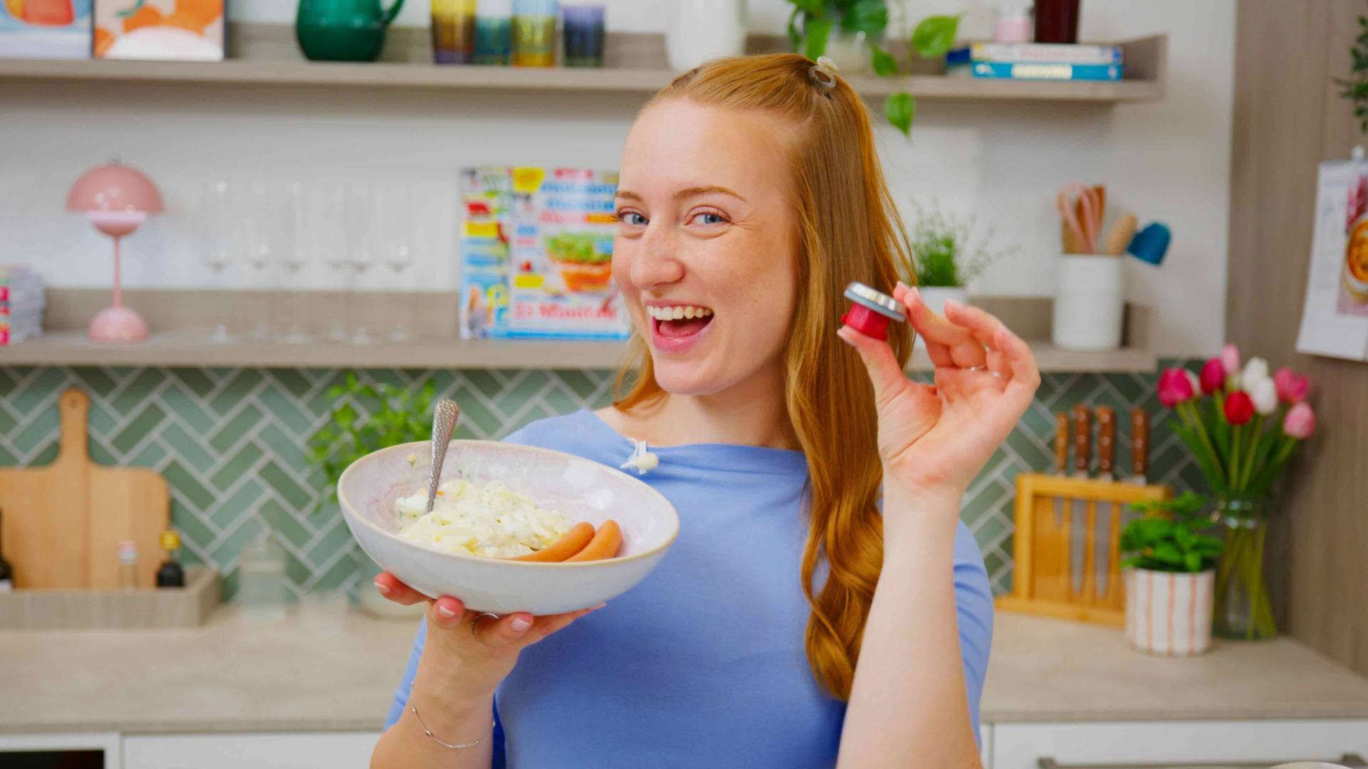 Isy hält Wundercap hoch