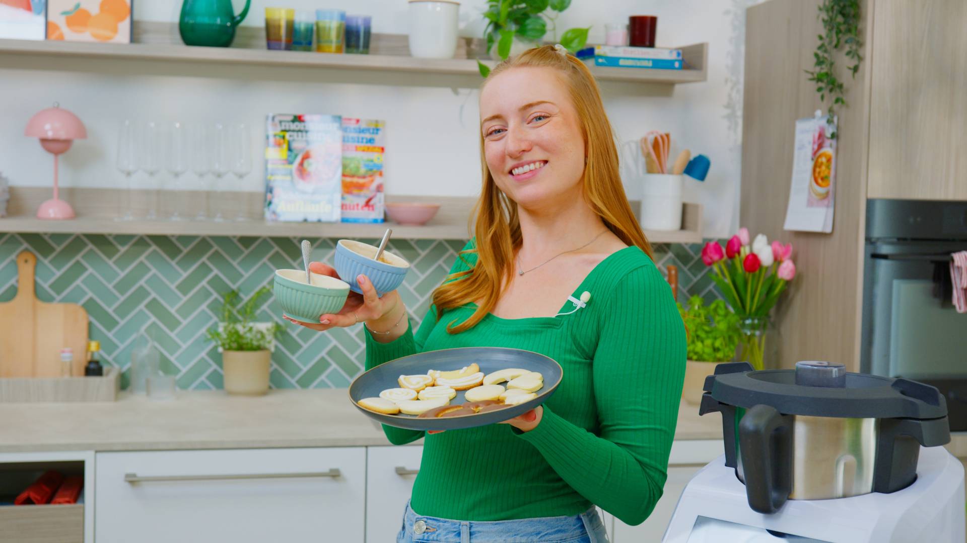 Isy mit Plätzchen und Zuckerguss