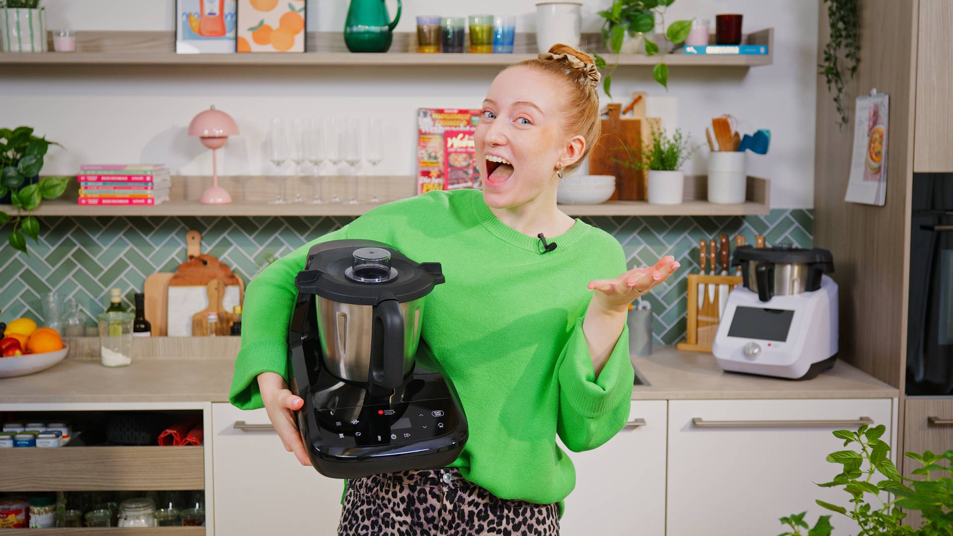 Isy hält den neuem MC Compact