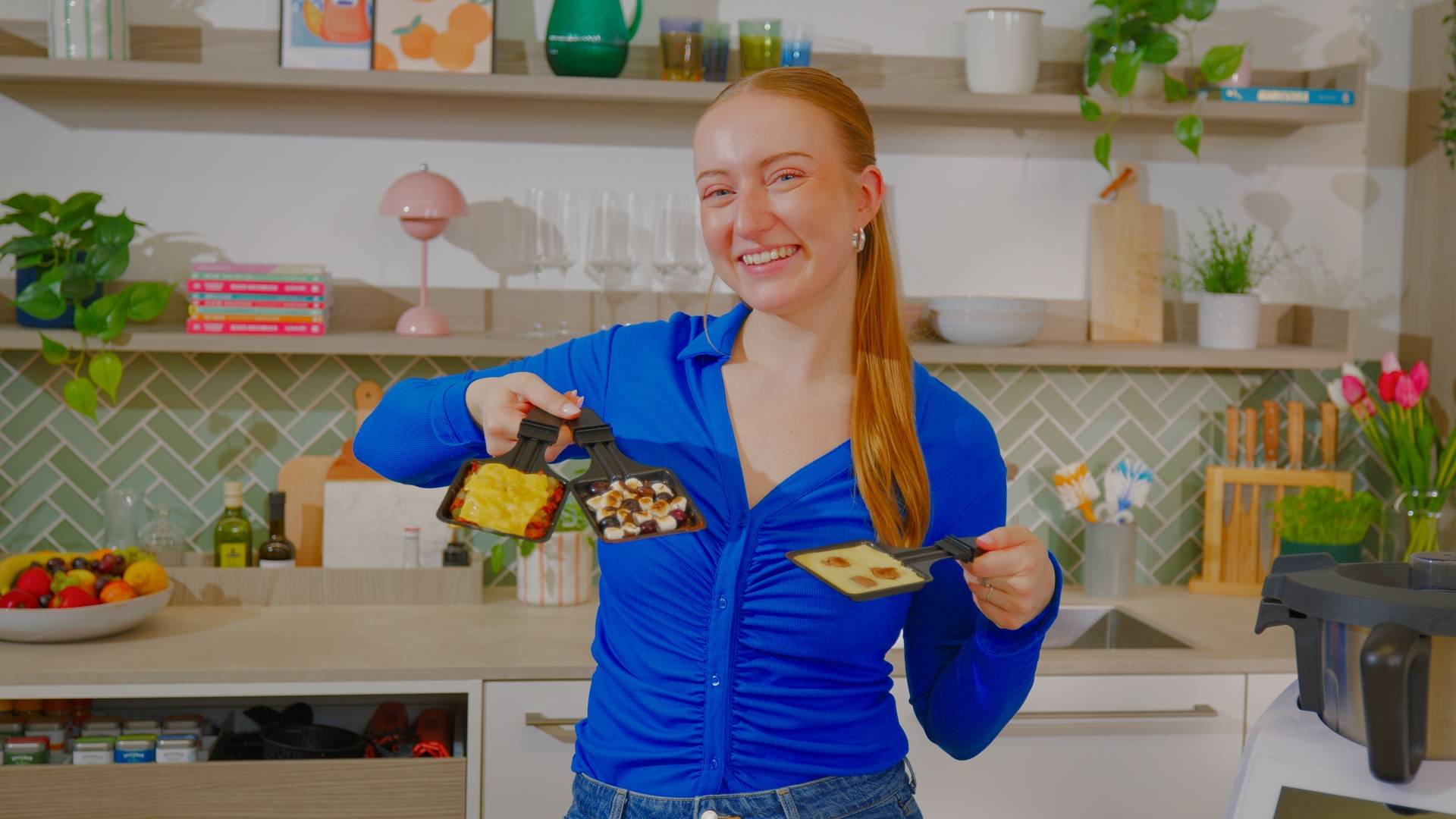 Isy hält Raclette-Pfännchen