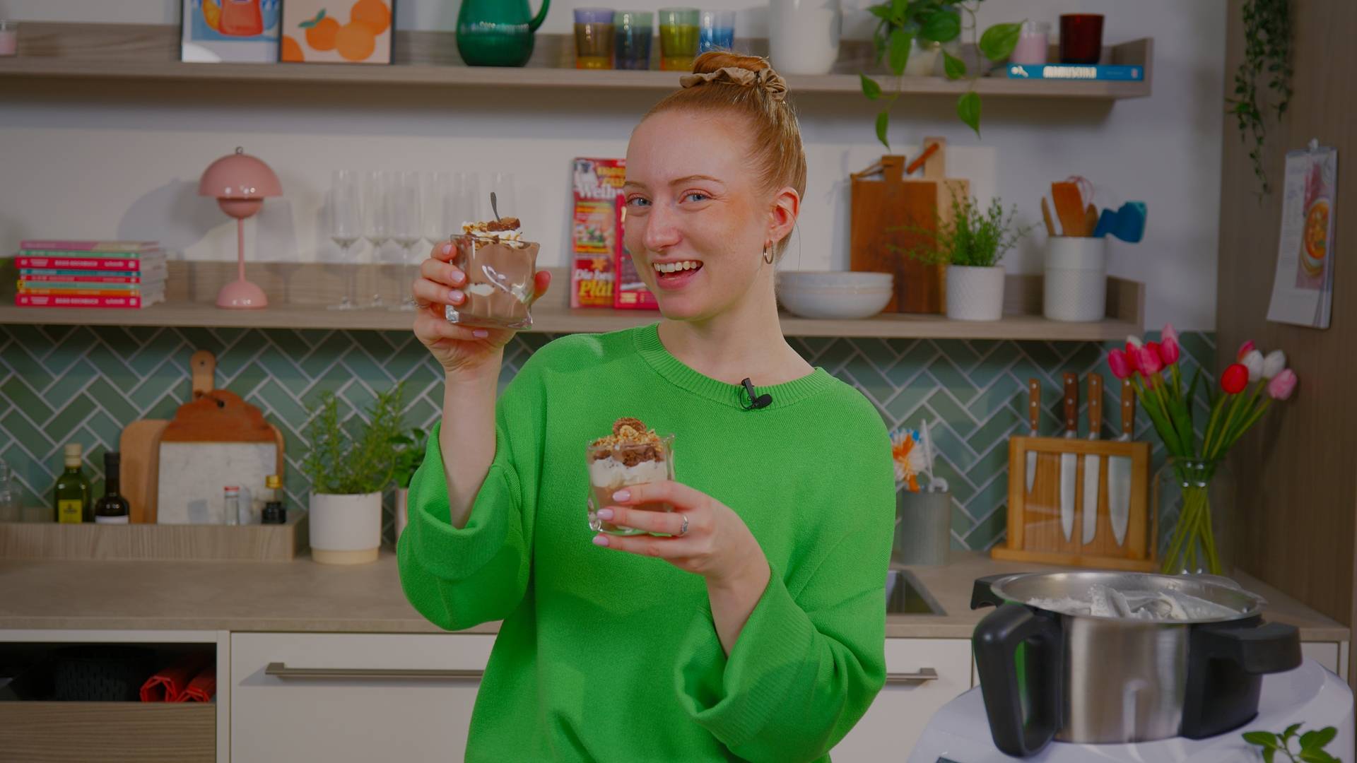 Isy mit Rocher Dessert in der Hand