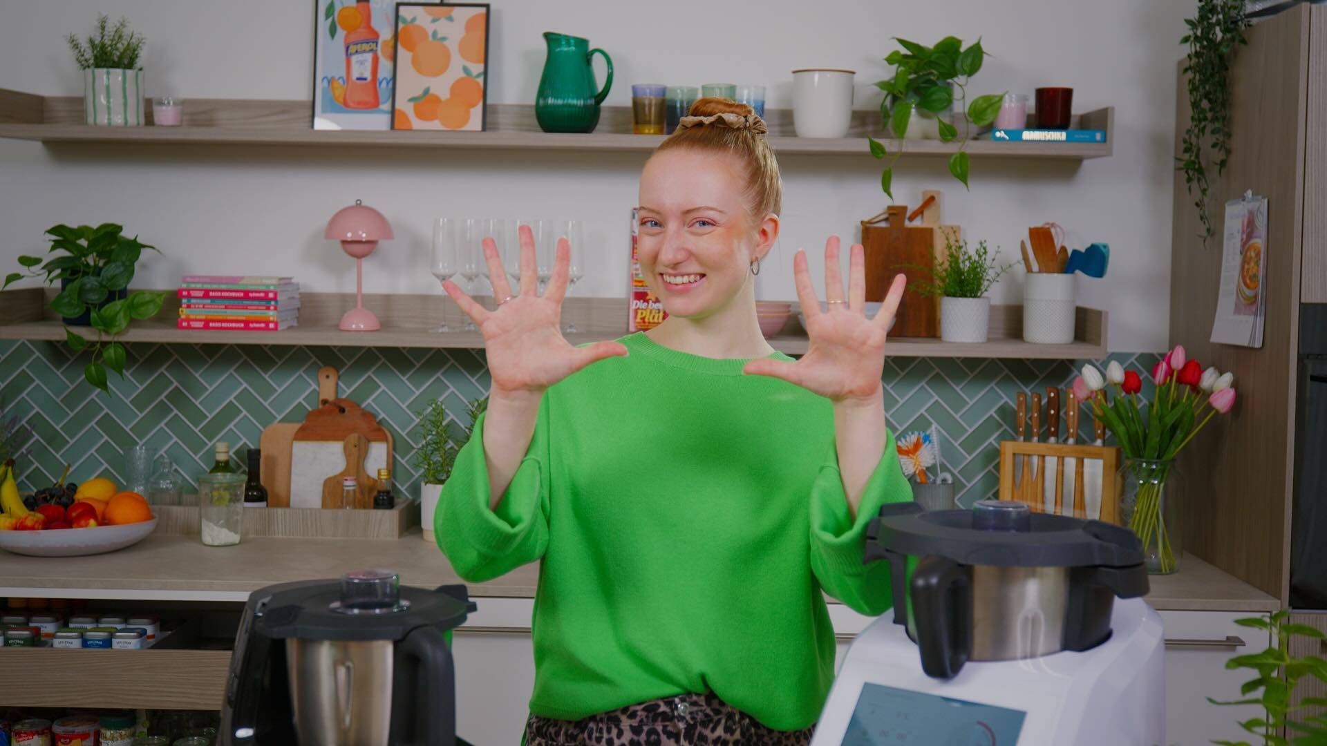 Isy hält 10 Finger in die Luft