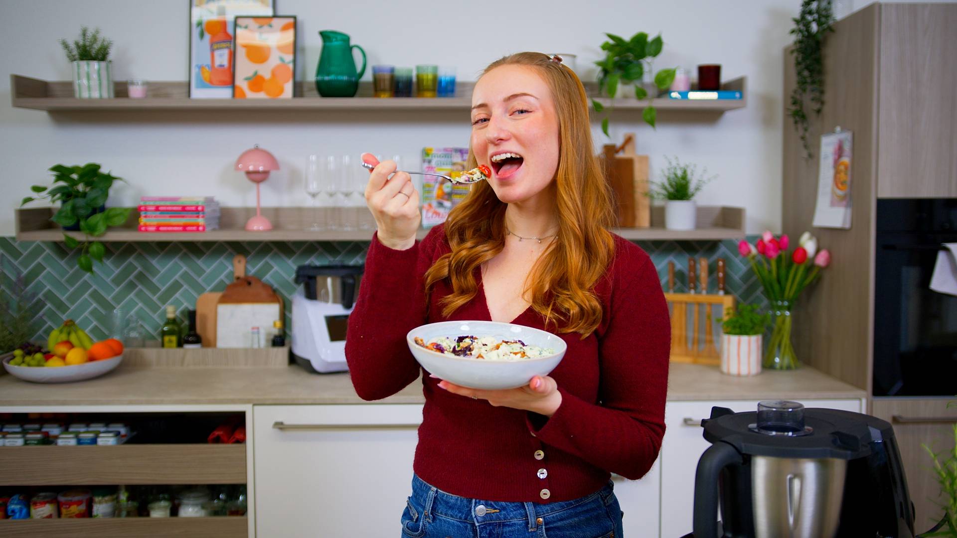 Isy isst einen Dönerteller