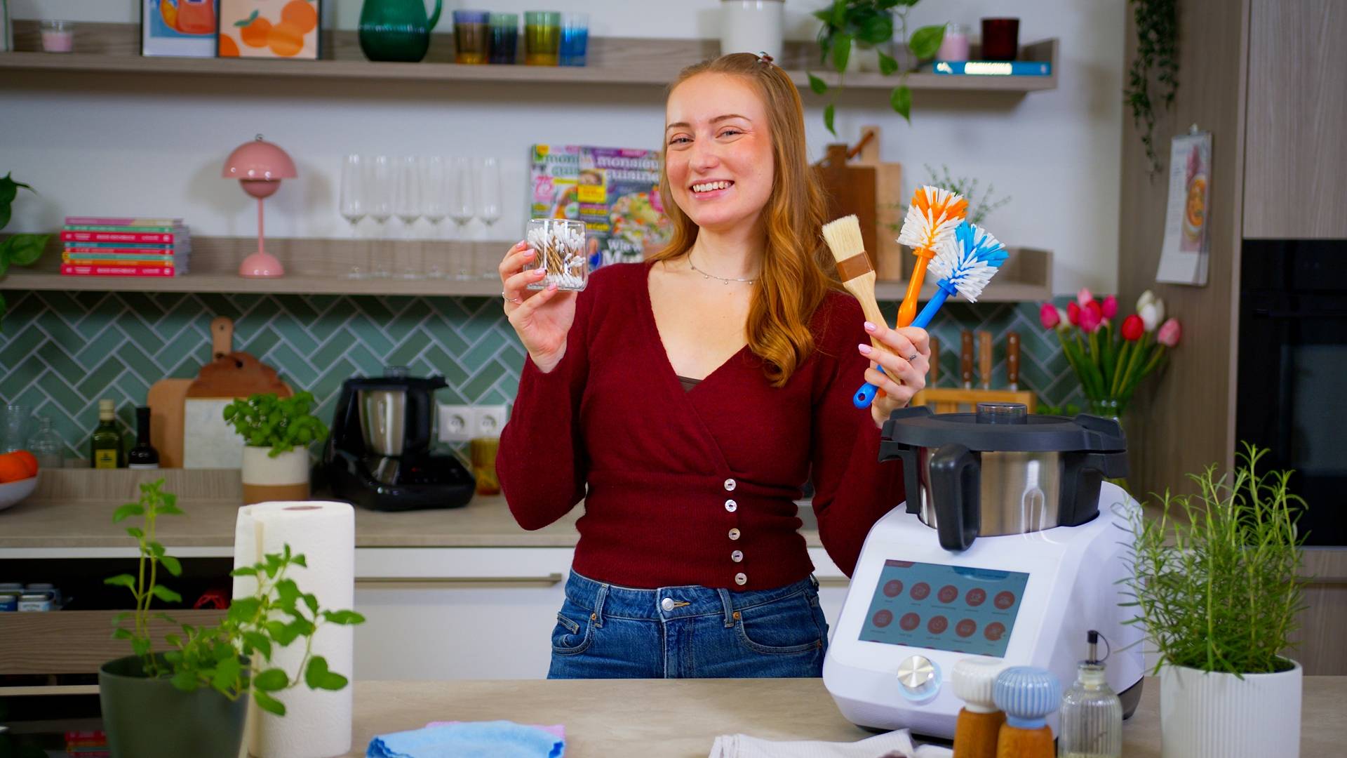 Isy hält Putzutensilien für den Monsieur Cuisine in der Hand
