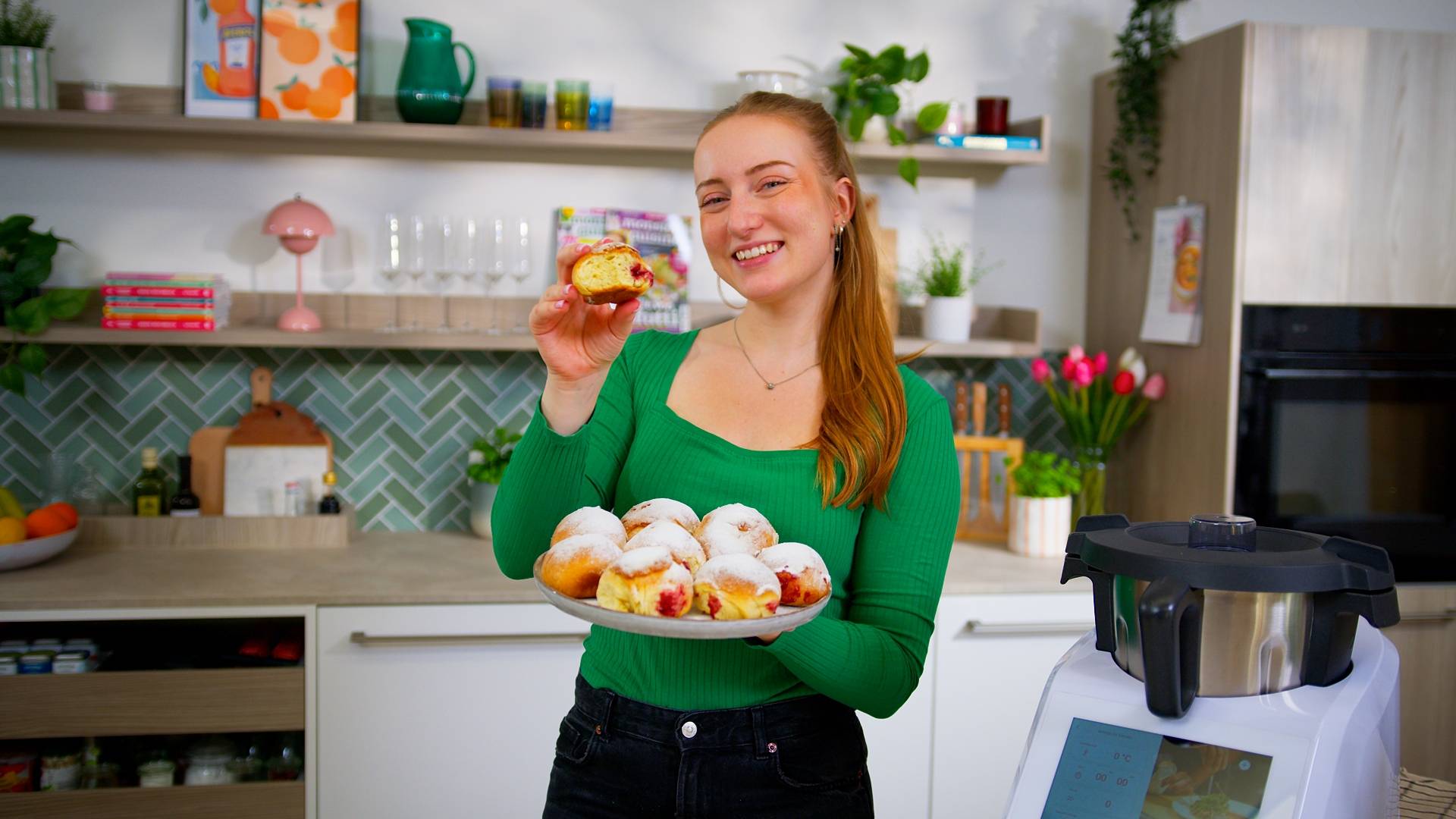 Isy hält ein Teller mit Ofenberlinern