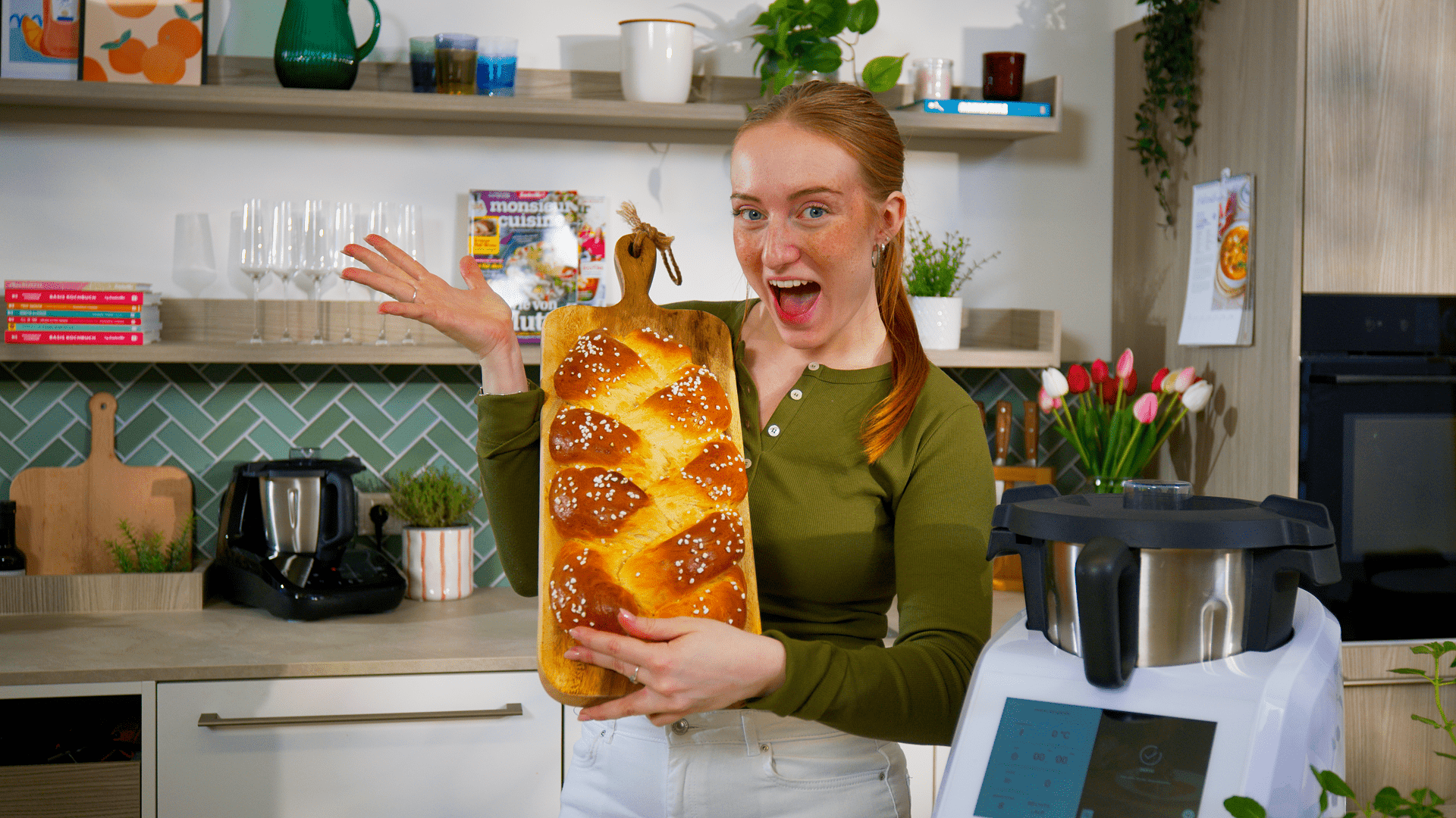 Isy hält einen perfekten Hefezopf in der Hand