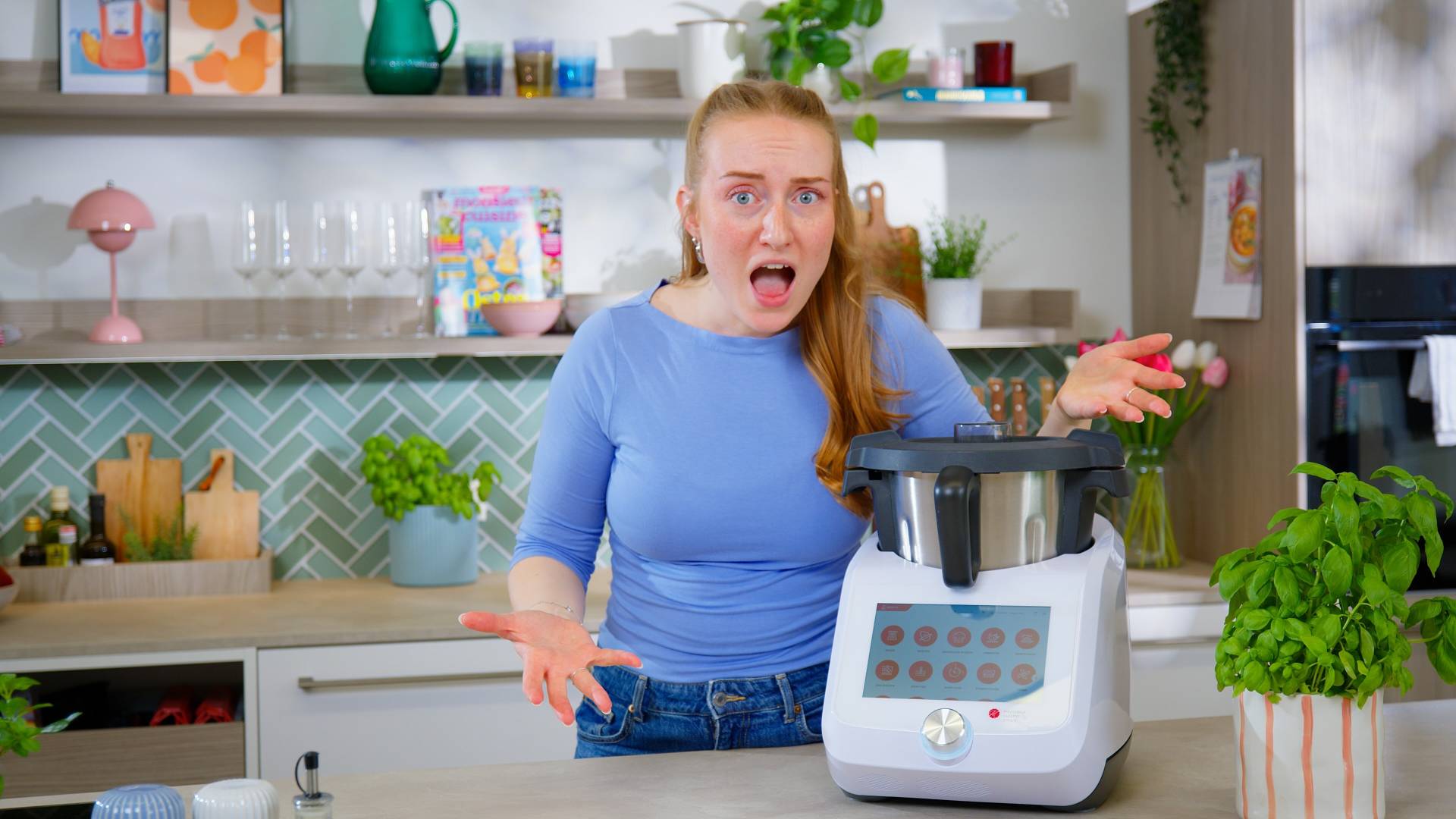Isy steht fragend vor dem Monsieur Cusine