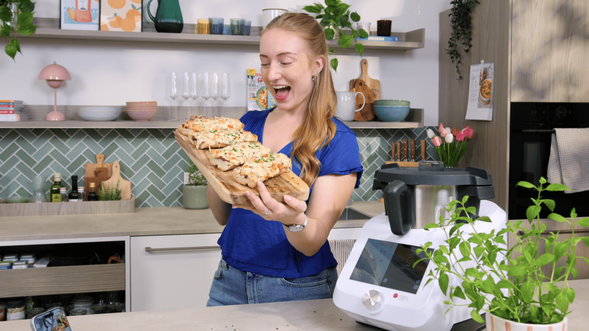 Monsieur Cuisine Expertin Isy zeigt Bistro Baguettes auf Holzbrett